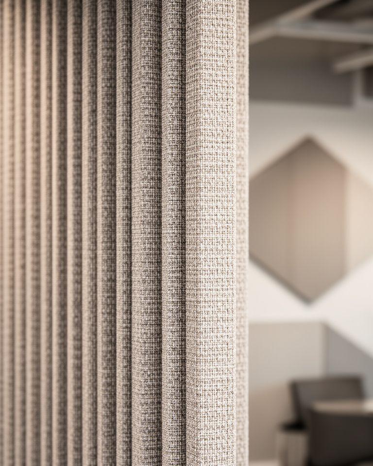 Akustiktextil für einen Arbeitsraum mit strukturiertem Gewebe und neutraler Farbigkeit