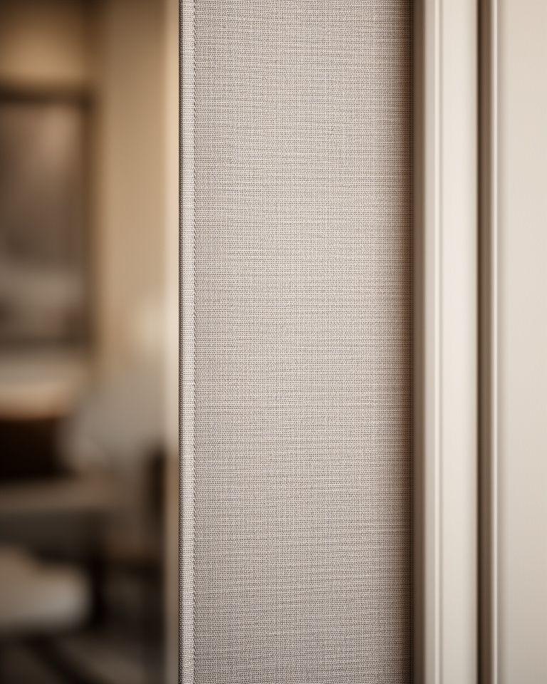 Schmales Stoffpanel für ein Hotelinterieur mit texturierter Oberfläche und präzisen Kanten